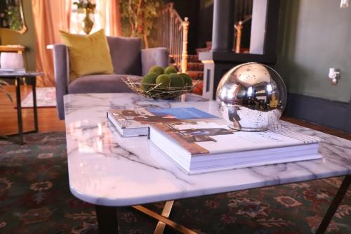 una mesa de mármol con libros y un globo de cristal. en #casa Mina #2 Central Rio Grande Historic Dist, en El Paso
