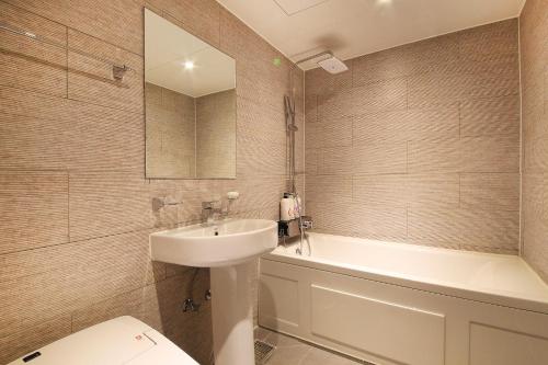 スウォンにあるDUNE45のバスルーム(洗面台、トイレ、バスタブ付)