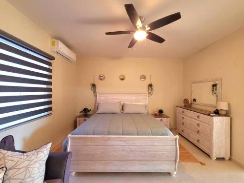 Schlafzimmer mit einem Bett und einem Deckenventilator in der Unterkunft Earthy 2 Story Beach House! in Puerto Peñasco