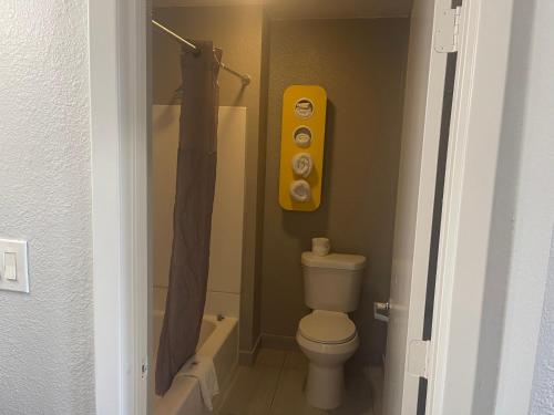 Bilik mandi di Motel 6 Denton, TX - UNT