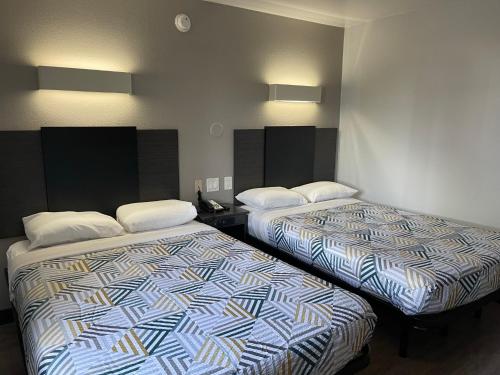 Katil atau katil-katil dalam bilik di Motel 6 Denton, TX - UNT