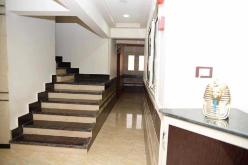 un pasillo con una escalera en una casa en Salvatore Room With Breakfast-Behind Asyut Train Station en Asiut
