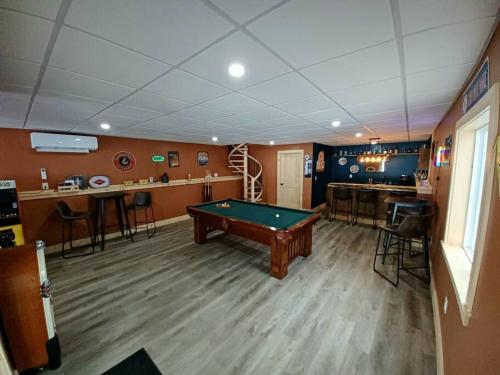 Küche/Küchenzeile in der Unterkunft Sunrise Views Cabin with King Bed, Bar & Game Room