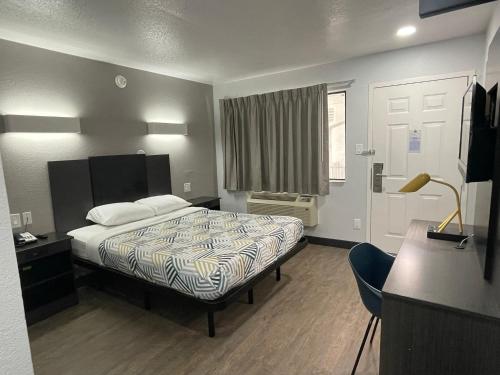 ein Hotelzimmer mit einem Bett und einem Fenster in der Unterkunft Motel 6 Denton, TX - UNT in Denton