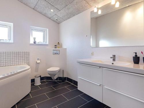 Koupelna v ubytování Holiday home Bogense XXXVI