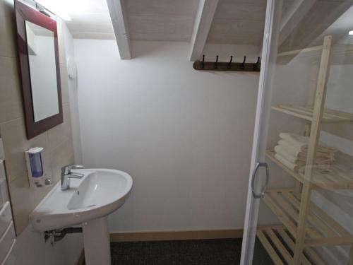 ein Badezimmer mit einem Waschbecken und einem Regal mit Handtüchern in der Unterkunft Gîte Combrimont, 3 pièces, 4 personnes - FR-1-589-367 in Combrimont