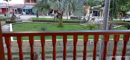 uma varanda de madeira com vista para um parque em Hostal El Balcon de madera em Norcasia