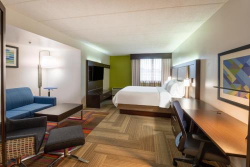 Pokój hotelowy z łóżkiem i biurkiem w obiekcie Holiday Inn Express Philadelphia NE-Bensalem, an IHG Hotel w mieście Bensalem