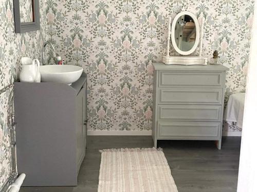 W łazience znajduje się umywalka i lustro. w obiekcie Holiday home ÖDEBORG w mieście Herräng