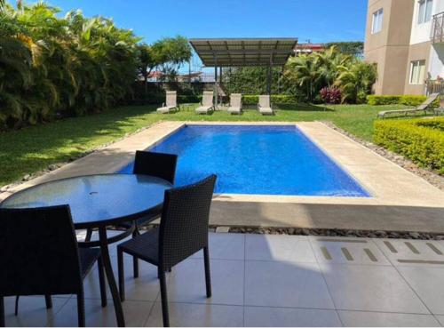 Airport 5 min, VIP Apt, Entire w / Pool