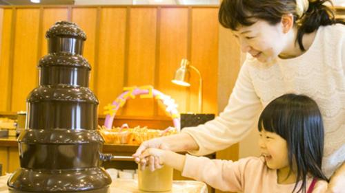 a woman and a little girl standing next to a blender at Kyukamura Minami-Izu in Minamiizu