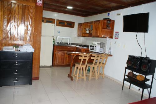 cocina con mesa y sillas en Cabaña Completa Dotación x 7 Rodadero Condominio Privado + Piscina +wifi+AC+wifi - 7975517, en Santa Marta