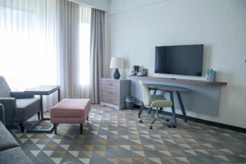 a hotel room with a desk with a tv and a chair at Holiday Inn Tlaxcala by IHG in Tlaxcala de Xicohténcatl
