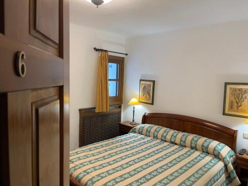 ein Hotelzimmer mit einem Bett und einem Fenster in der Unterkunft Mirador del Valle Bed & Breakfast in Eriste