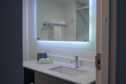 a bathroom with a sink and a mirror at Holiday Inn Tlaxcala by IHG in Tlaxcala de Xicohténcatl