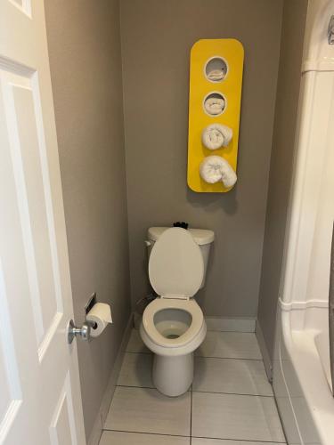 Bilik mandi di Motel 6 Denton, TX - UNT