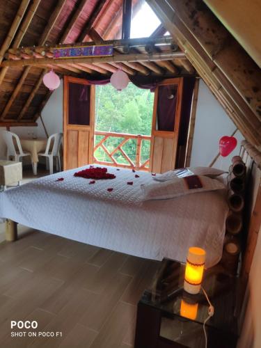 Una cama o camas en una habitación de Villa Ester Hostel Vereda Cay