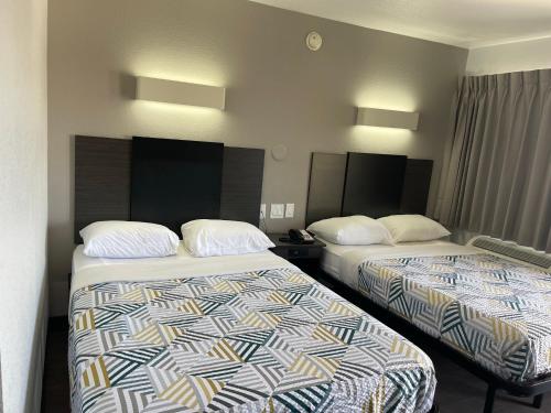 Katil atau katil-katil dalam bilik di Motel 6 Denton, TX - UNT