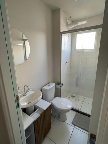a bathroom with a toilet and a sink and a shower at SOLAR DI LUCCA Lindo Apartamento com piscina in Londrina