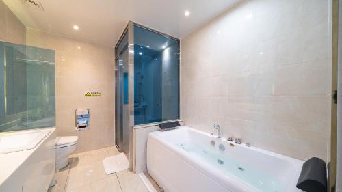 Un baño de Hotel The One