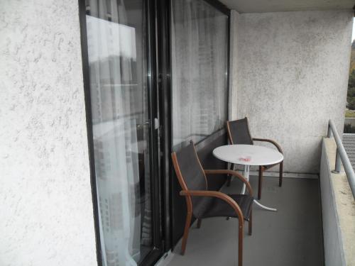 LinnichにあるHotel Garni Juliaのバルコニー(椅子2脚、テーブル付)