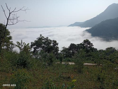 a view of a valley of clouds in the mountains at Hoa Lan Hotel in Bak Kan