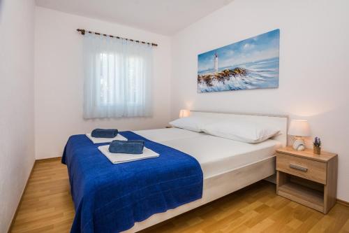 Posteľ alebo postele v izbe v ubytovaní Apartments by the sea Vir - 18586