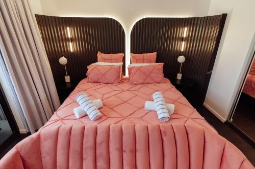 NEW! Dacha on Maggie No#2, Unrivaled Island Luxuryにあるベッド
