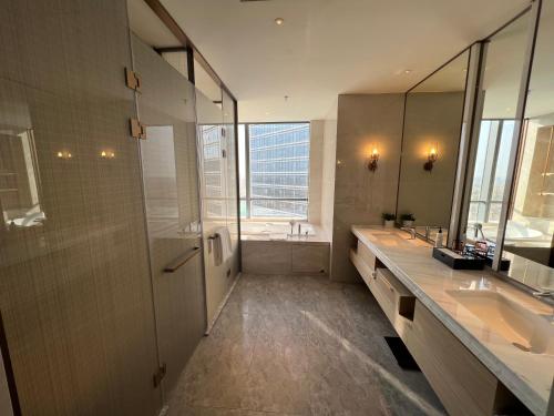 a large bathroom with two sinks and a shower at Wanda Jin Xiaohe Xincheng in Taiyuan