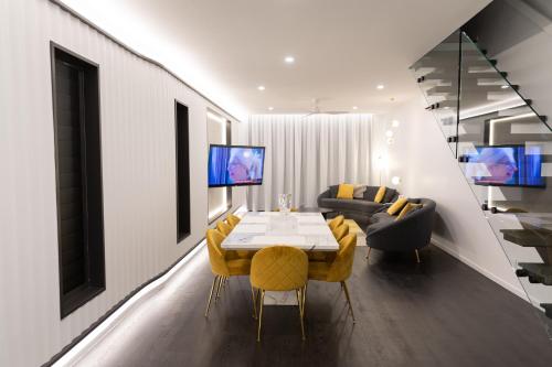 NEW! Dacha on Maggie No#2, Unrivaled Island Luxuryにあるテレビまたはエンターテインメントセンター