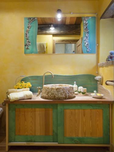 a bathroom with a sink and a mirror at Luxury villa Colle dell'Asinello ,proprietari ,Villa In esclusiva near ORVIETO in Guardea