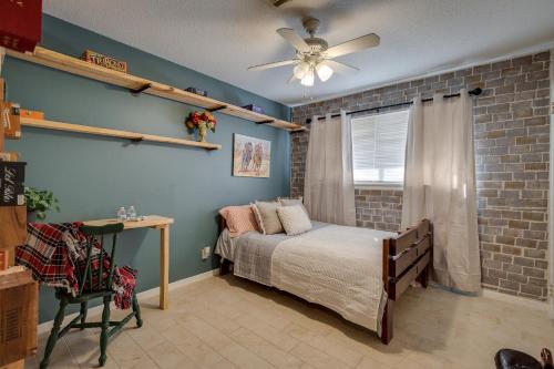 - une chambre avec un lit et un ventilateur de plafond dans l'établissement Southern Roots, à West Monroe