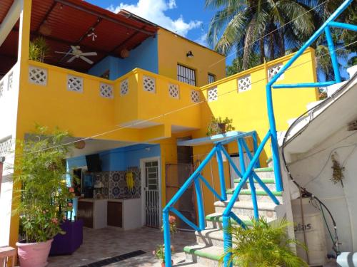 巴利亞多利德的住宿－Casona del Negro Aguilar，一座色彩缤纷的房屋,前面设有楼梯