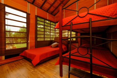 a bedroom with two bunk beds in a cabin at Cabañas El Morichal in San José del Guaviare