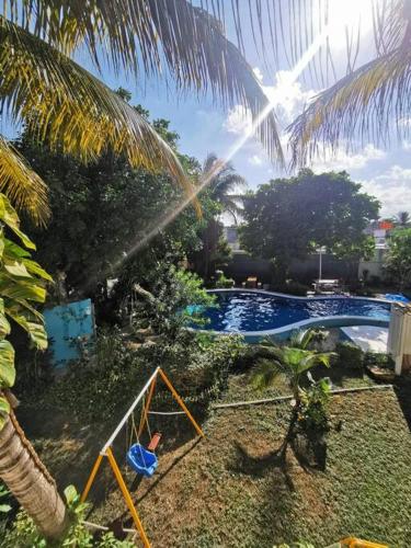 an overhead view of a swimming pool with a swing at Bonito departamento con alberca en Cancún in Cancún