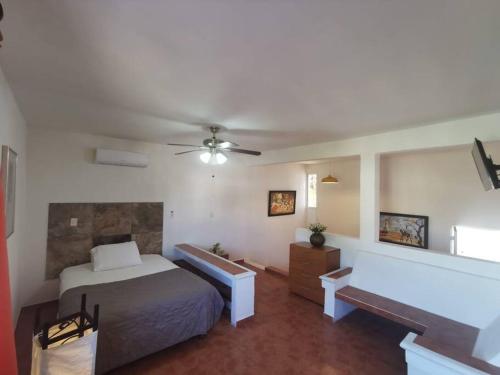 a bedroom with a bed and a ceiling fan at Bonito departamento con alberca en Cancún in Cancún