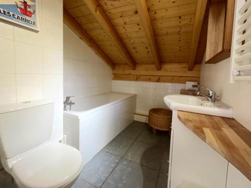 łazienka z toaletą i umywalką w obiekcie Chalet indépendant 8 pers, déco moderne, proche centre et remontées, terrasse sud-ouest - FR-1-572-32 w mieście Arâches-la-Frasse