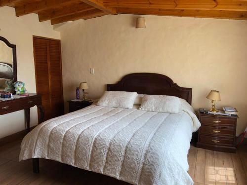 Cama o camas de una habitación en Agradable casa con jacuzzi y sauna agradable vista