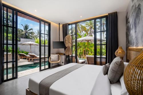 1 dormitorio con cama y vistas a la piscina en Villa Hammock by BaliSuperHost, en Ubud