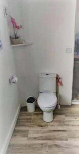 Photo de la galerie de l'établissement Maison T2 proche mer jardin et parking securise, à Six-Fours-les-Plages