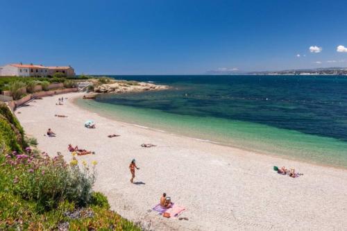 Ein Strand an oder in der Nähe des Ferienhauses