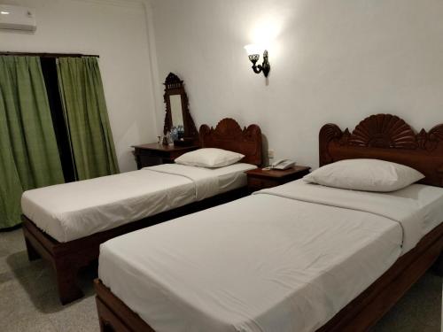 Grand Kumala Hotel - Hotel Kumala Legian Kuta Baliにあるベッド