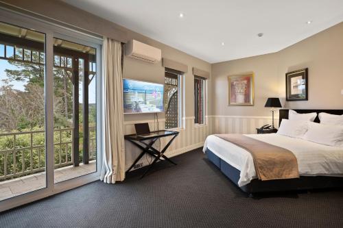 Un pat sau paturi într-o cameră la Echoes Boutique Hotel & Restaurant Blue Mountains