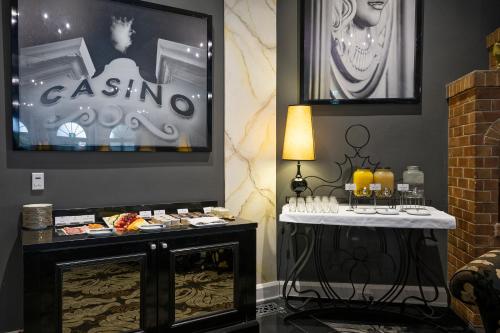 Una sala de estar con dos mesas con bebidas en ellas. en Hydro Majestic Blue Mountains, en Medlow Bath