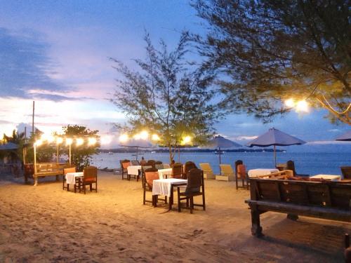 un ristorante sulla spiaggia di notte di Talent Sunset Villa a Gili Air