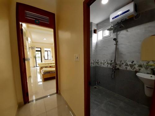 a bathroom with a shower and a toilet and a sink at Homestay Dalat Xinh in Da Lat