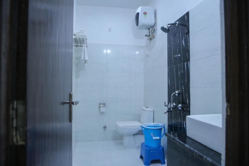 a bathroom with a toilet and a tub and a sink at Aradhanas Home Stay Near Taj Mahal in Agra