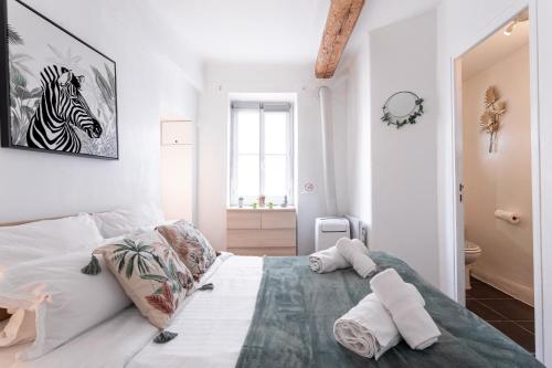 Posteľ alebo postele v izbe v ubytovaní Les Halles Forville - Palais, plages, wifi, clim