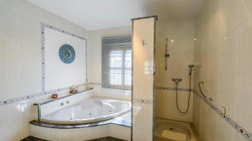 Das Bad ist mit einer Badewanne und einer Dusche ausgestattet. in der Unterkunft La Casa de Lú Archidona by Ruralidays in Archidona