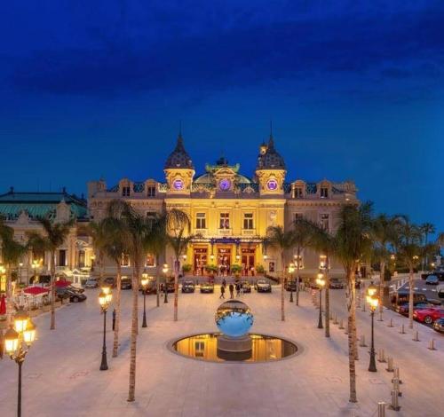 duży budynek z fontanną przed nim w obiekcie Monaco border villa Maria w mieście Beausoleil